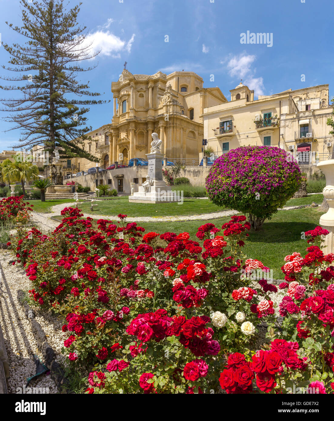 Jardín de rosas en frente de la iglesia de San Domenico Foto de stock