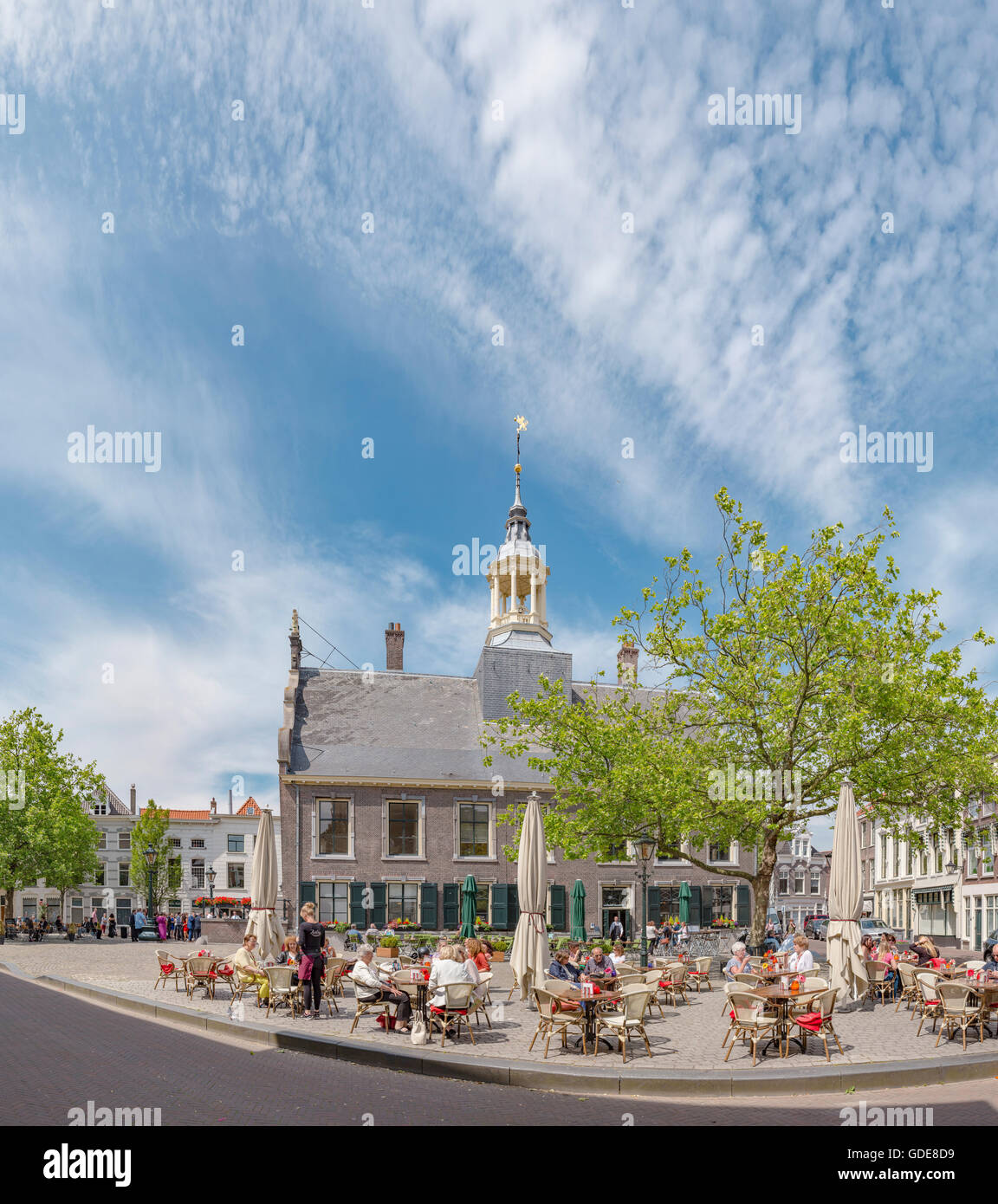 Schiedam,la plaza del mercado con el ayuntamiento y un café al aire libre Foto de stock