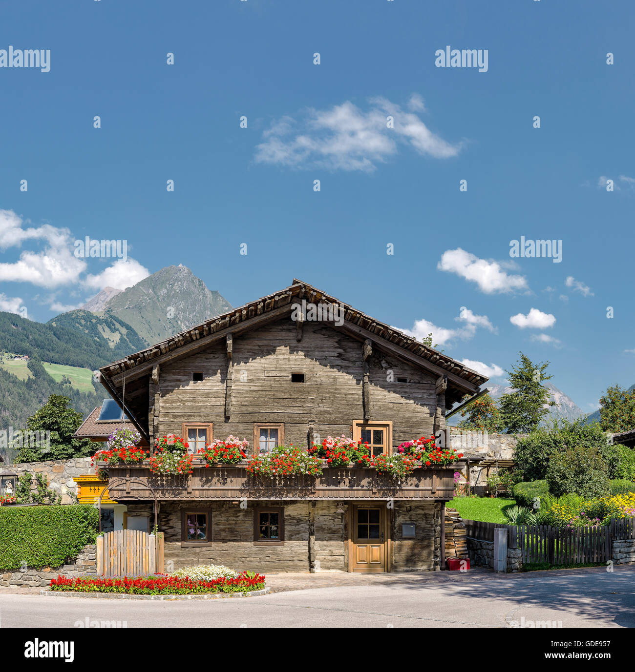 En Osttirol Matrei,Austria,antiguas casas de madera con jardineras en la Pattergasse Foto de stock