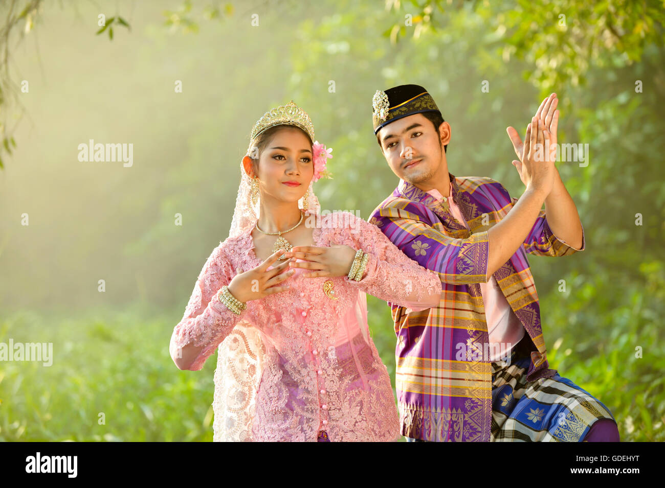 El hombre y la mujer en la ropa tradicional baile, Asia Foto de stock