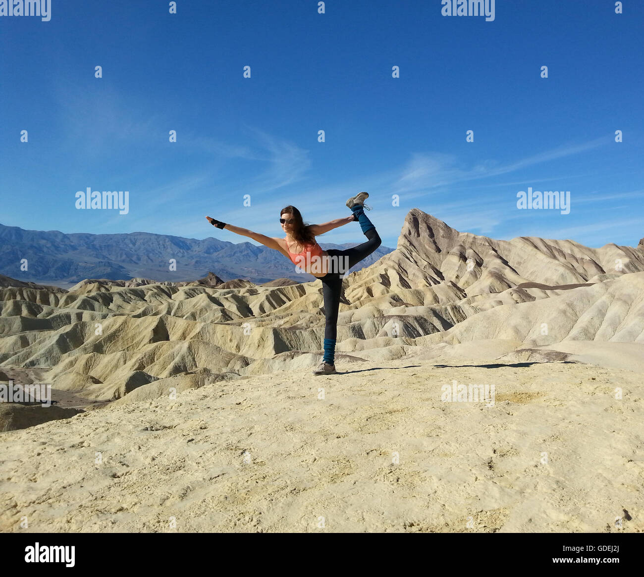Las mujeres que hacen una bailarina de yoga posan en el desierto, Parque Nacional del Valle de la muerte, California, Estados Unidos Foto de stock