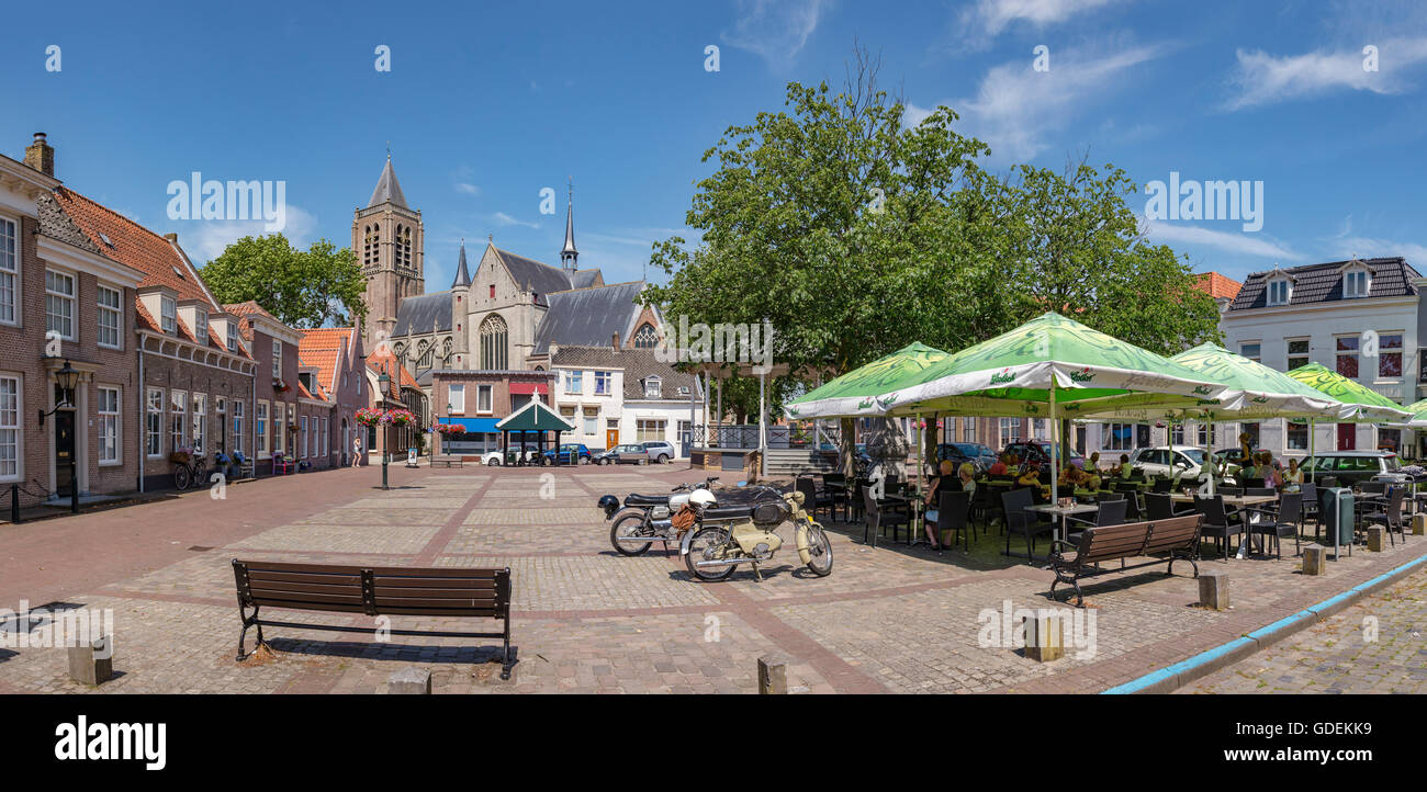 Tholen,Zeeland,plaza del mercado, con un café al aire libre,reservas,música cenador y la gran iglesia Foto de stock