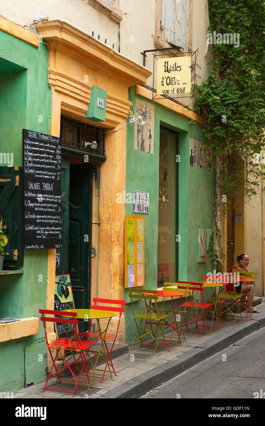 Street cafe en Arles, Provenza, Provence-Alpes-Côte d'Azur, Francia Foto de stock