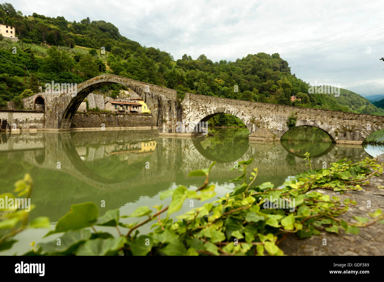 Borgo a Mozzan, Ponte del Diavolo, Devilsbridge, Europa, Italia, Toscana Foto de stock