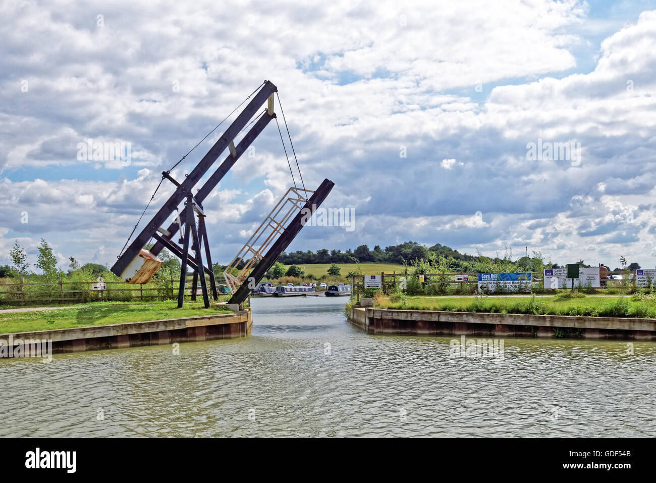 Puente de elevación en la entrada Caen Marina en el Canal de Kennet y Avon Foto de stock