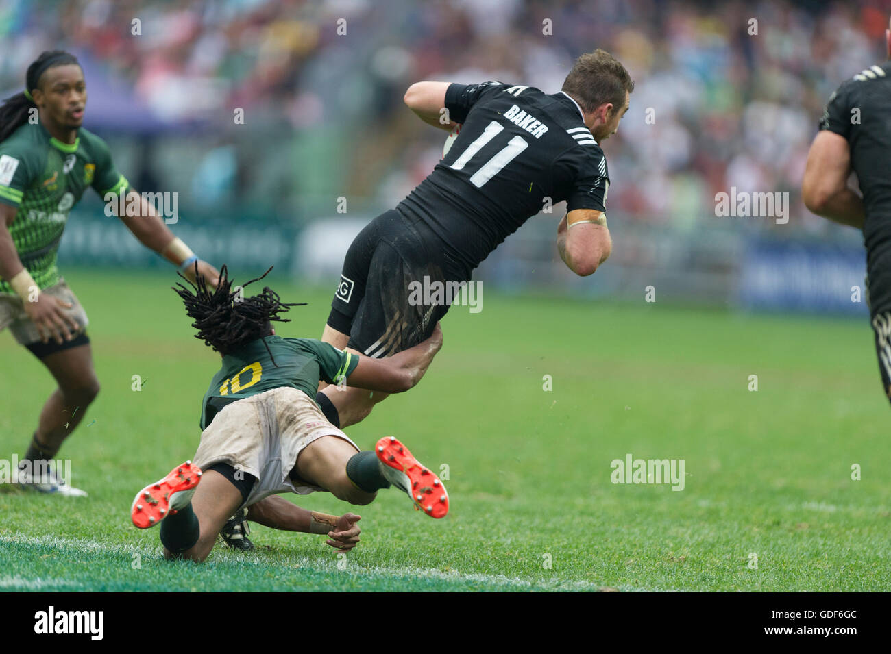 Hong Kong Rugby Sevens, Kurt Baker de Nueva Zelanda obtiene abordados por Sudáfrica jugador Cecil Afrika Foto de stock