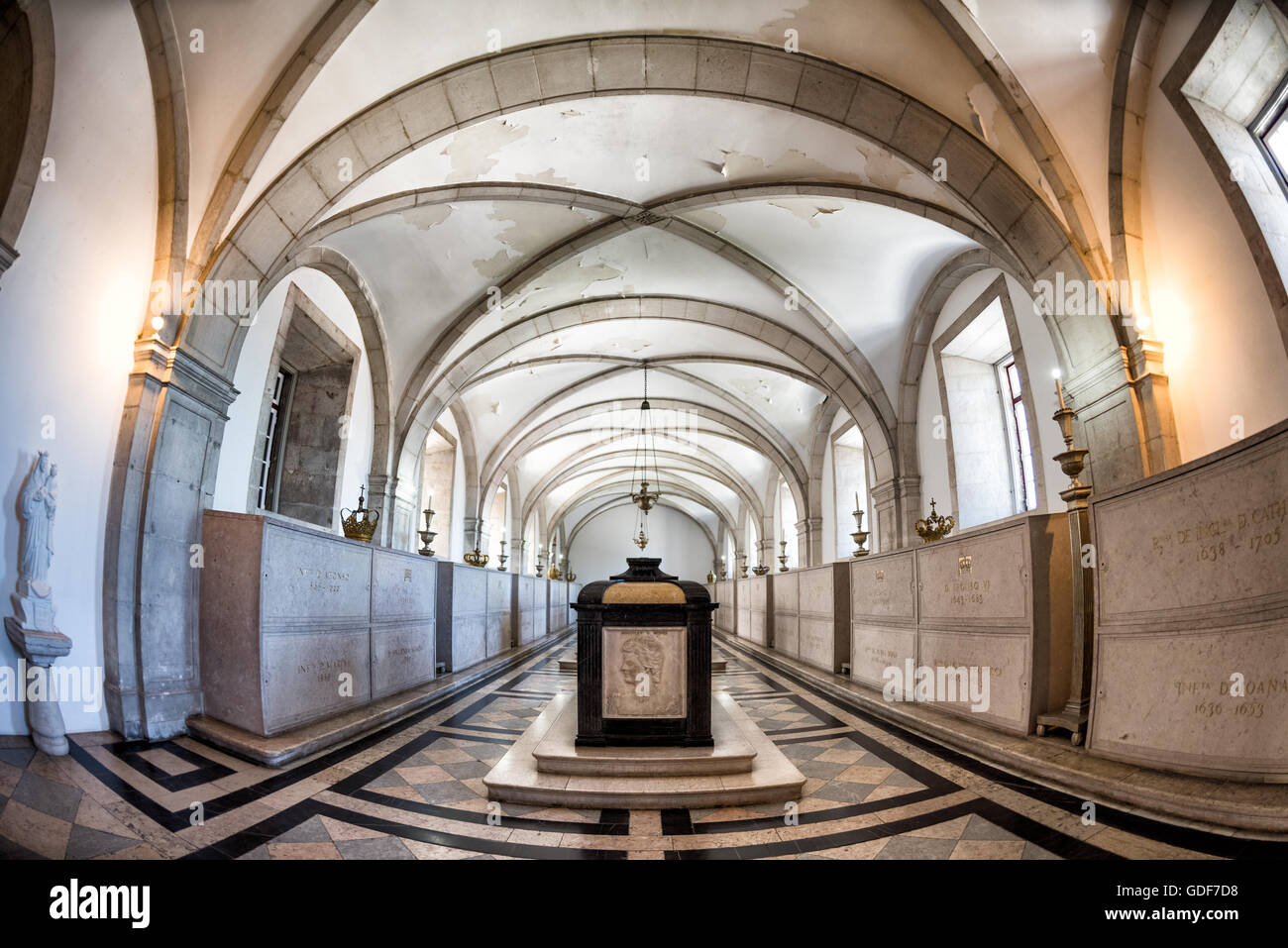 Lisboa, Portugal - El panteón de la Casa de Bragança se encuentran las tumbas de antiguos reyes portugueses de la dinastía de Bragança, que gobernó desde 1640 a 1910. El Monasterio de São Vicente de Fora es una iglesia del siglo XVII y el monasterio en el barrio de Alfama de Lisboa. Ofrece secciones profusamente decorado en estilo barroco, así como el Panteón de Braganza, donde los reyes que gobernó Portugal entre 1640 y 1910 están enterrados. Foto de stock