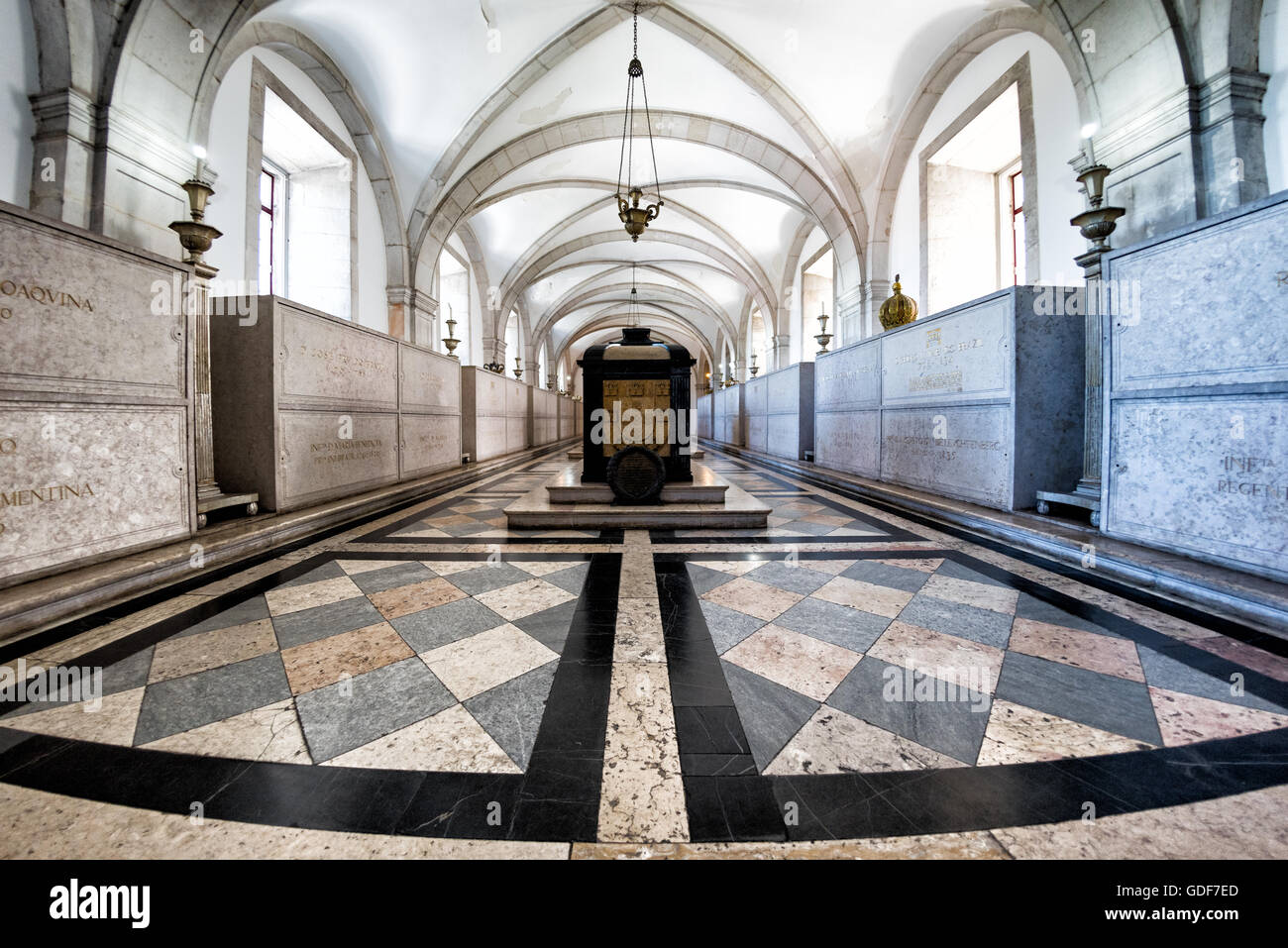 Lisboa, Portugal - El panteón de la Casa de Bragança se encuentran las tumbas de antiguos reyes portugueses de la dinastía de Bragança, que gobernó desde 1640 a 1910. El Monasterio de São Vicente de Fora es una iglesia del siglo XVII y el monasterio en el barrio de Alfama de Lisboa. Ofrece secciones profusamente decorado en estilo barroco, así como el Panteón de Braganza, donde los reyes que gobernó Portugal entre 1640 y 1910 están enterrados. Foto de stock