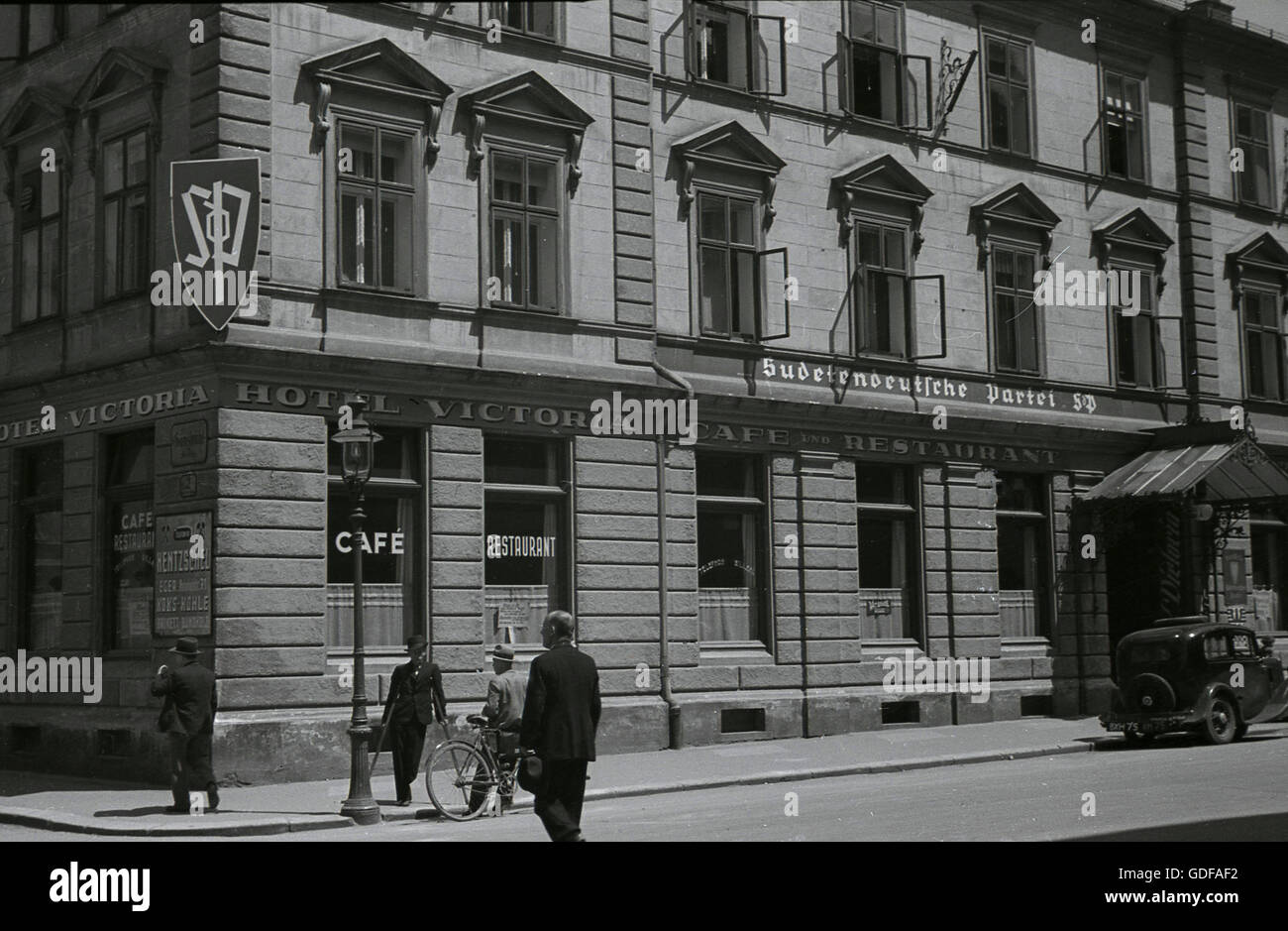 1930, la histórica sede del Partido Alemán de los Sudetes (SDP) encima del Hotel Victoria de Cheb (Eger) los Sudetes, Checoslovaquia de entreguerras. Un coche con matrícula británica está estacionado afuera. Foto de stock