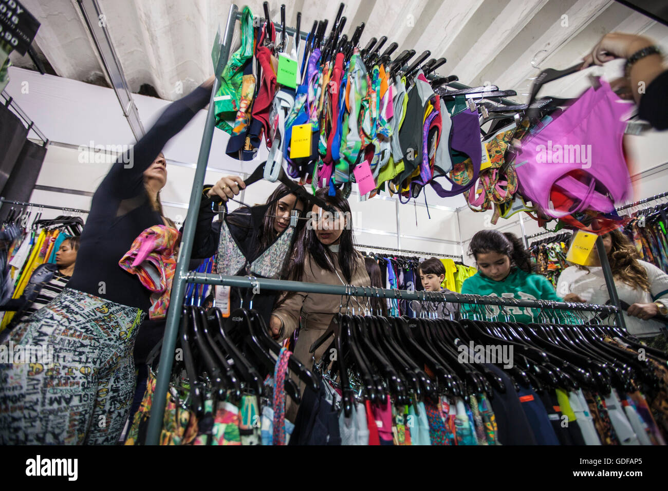 Las mujeres brasileñas comprar ropa deportiva en venta - 2016 FEVEST  Festival en Nova Friburgo, Estado de Rio de Janeiro, Brasil - Fevest es la  feria más importante de Brasil en el