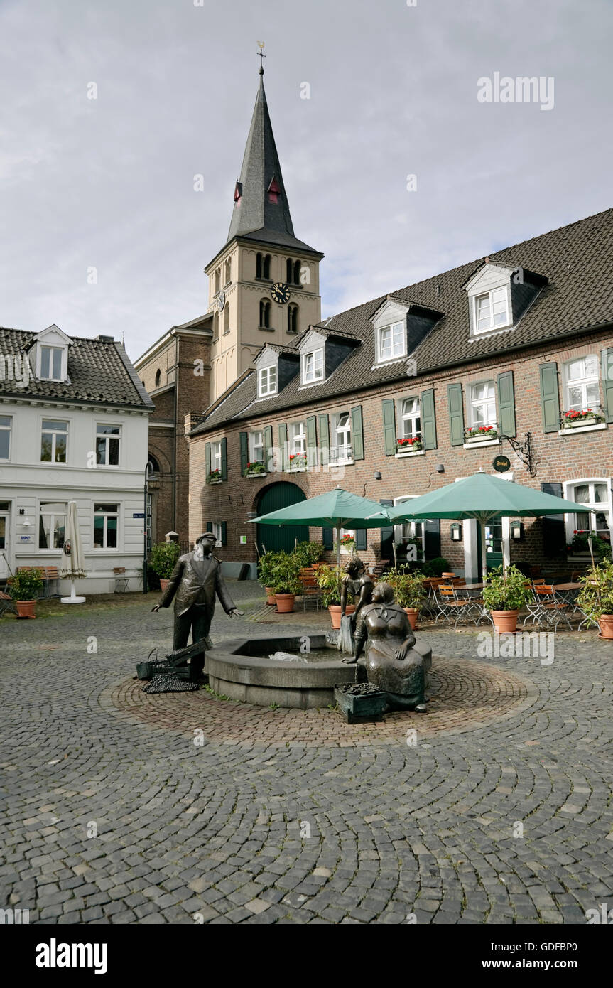La Plaza del Mercado con Marktbrunnen fuente en Meerbusch Lank-Latum, Renania del Norte-Westfalia Foto de stock