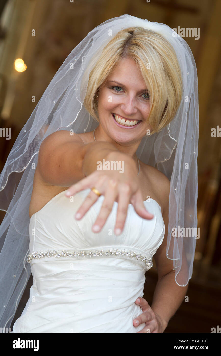 Novia feliz mostrando su anillo de bodas Foto de stock