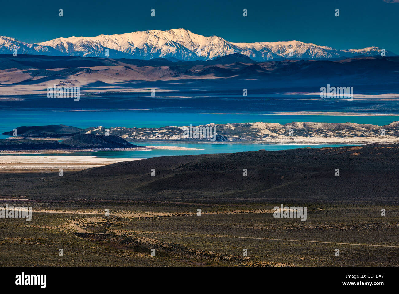 El Lago Mono y Sierra Nevada desde el mirador de 395 California EE.UU. Foto de stock