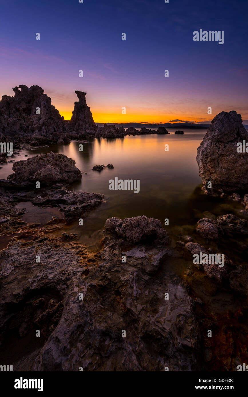 Toba sur el lago Mono en California Sunset USA composición vertical Foto de stock