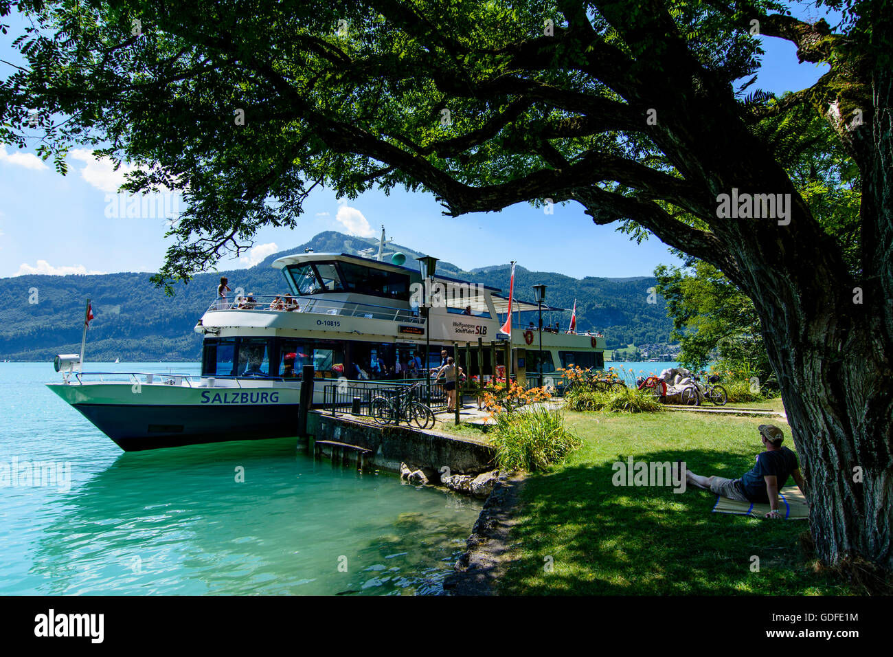 Sankt Gilgen: Excursión en barco por el lago Wolfgangsee en el dock Fürbergbucht, Austria, Salzburgo, Salzkammergut Foto de stock