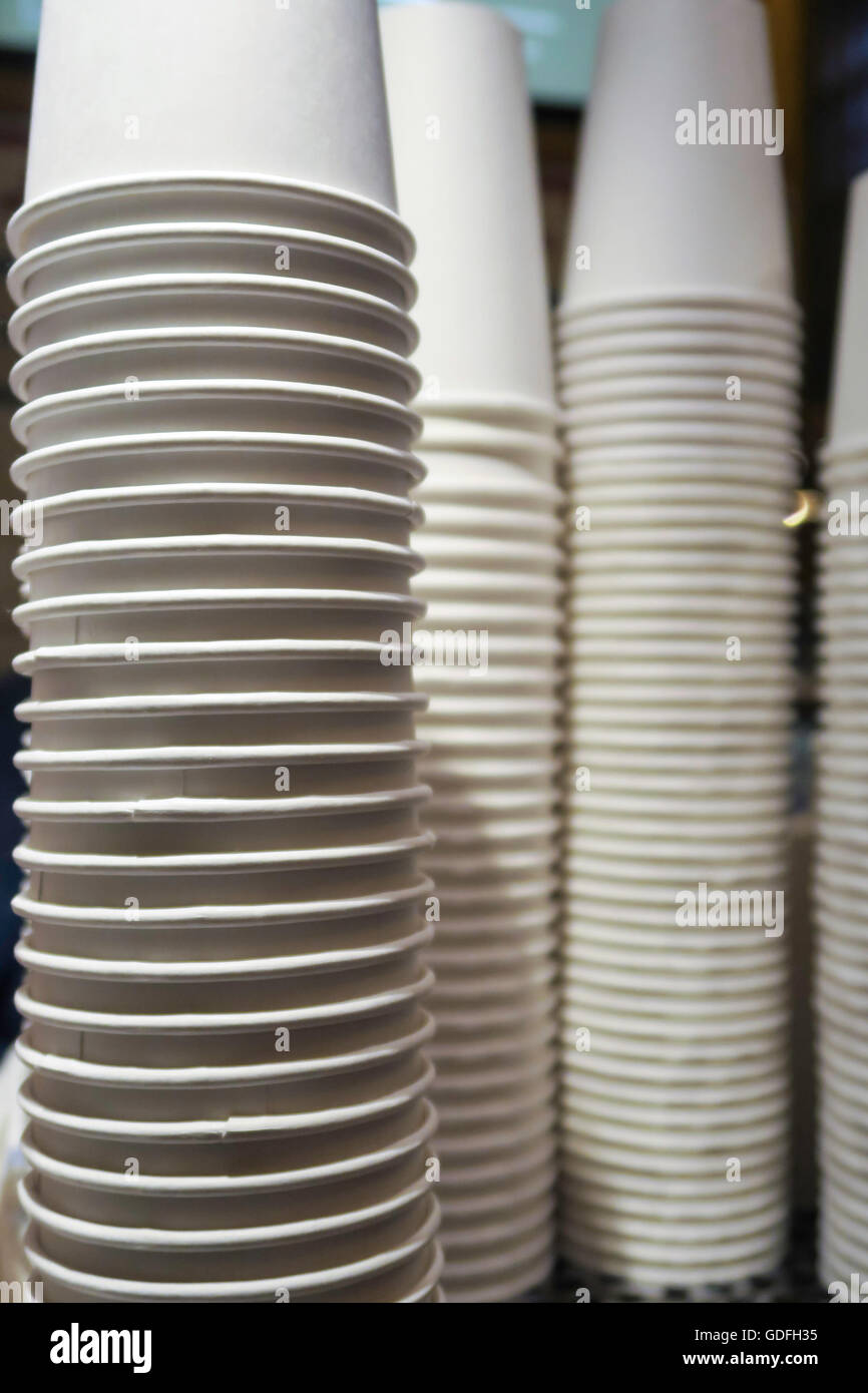 Tazas De Café Para Llevar Del Papel En Blanco Con La Cubierta, Los Soportes De  Vaso Del Arte, Las Habas Y El Paquete Marrón Imagen de archivo - Imagen de  café, lata