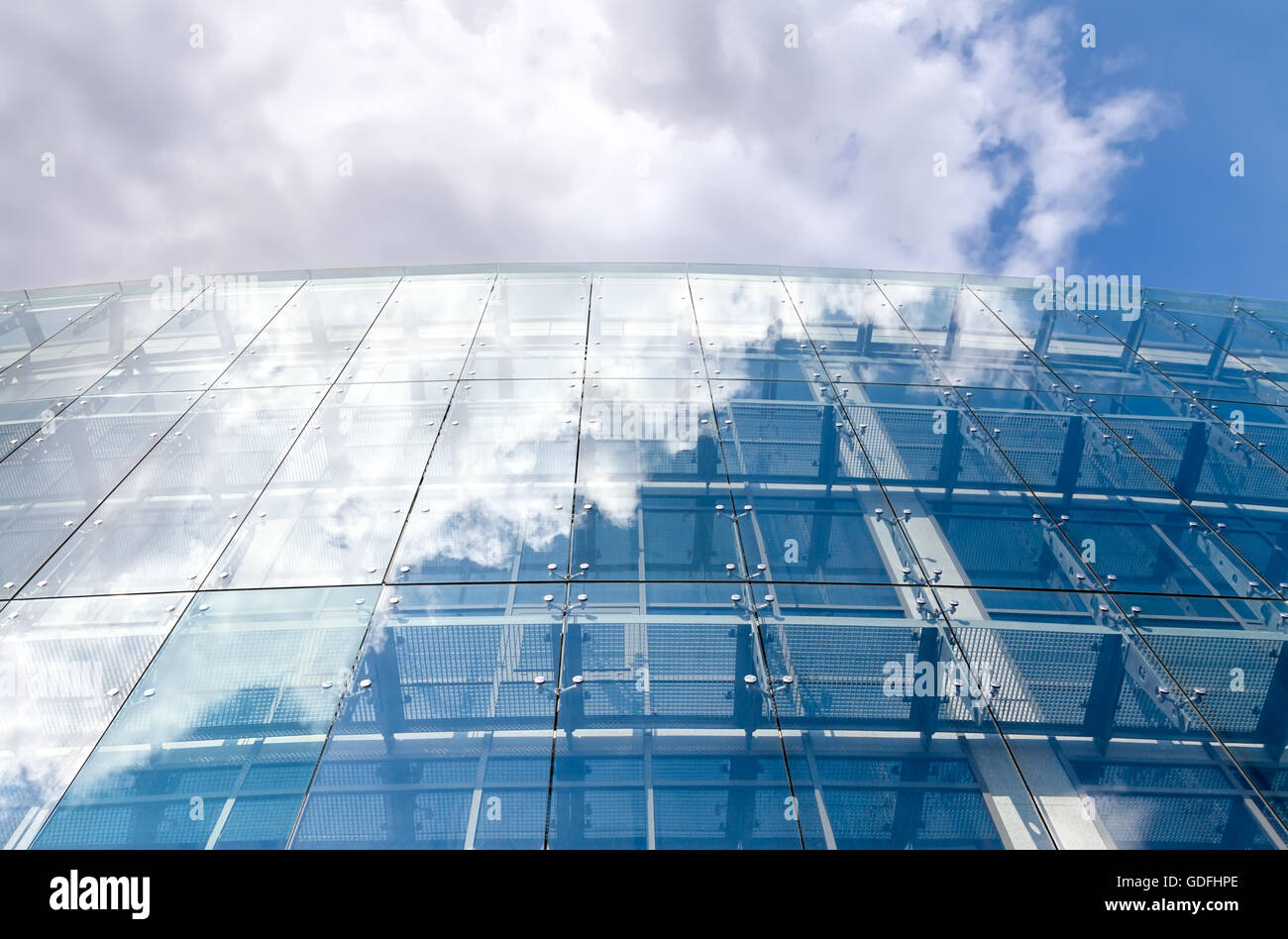 El cielo y las nubes reflejándose en el edificio de oficinas de cristal Foto de stock