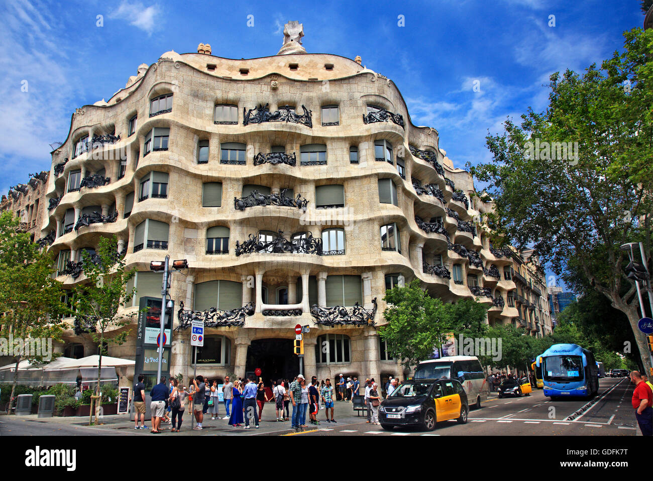 'La Pedrera' ('La Casa Milà'), una de las obras maestras por el famoso arquitecto catalán Antoni Gaudí, Barcelona, España. Foto de stock