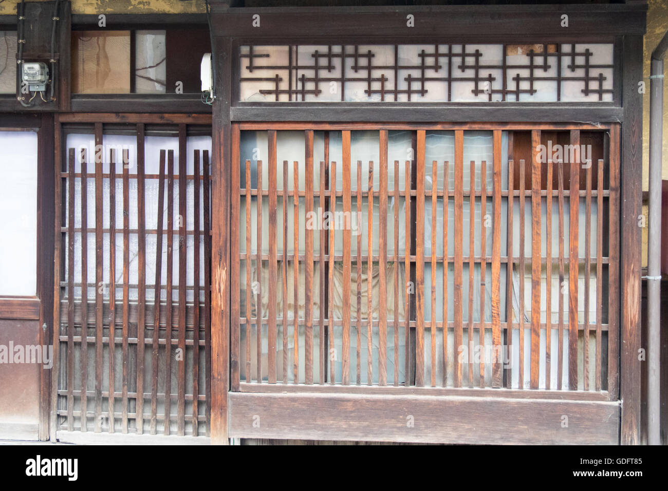 Barras de madera y puertas y ventanas de madera. Foto de stock
