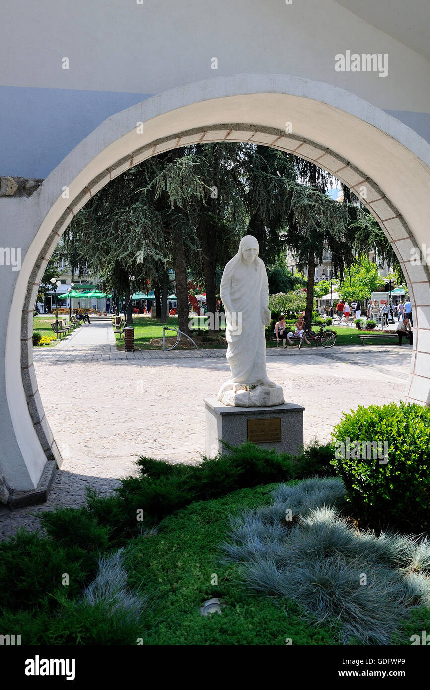 Monumento a la Madre Teresa, junto a la casa memorial en Skopje, Macedonia Foto de stock