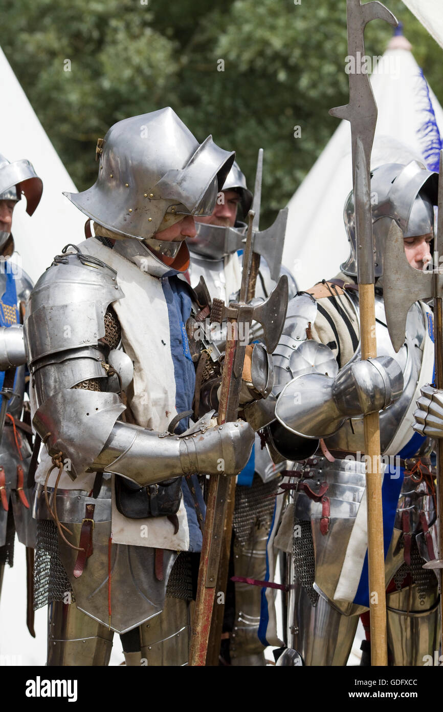 Lancastrian medieval knights battle ready en Tewkesbury festival medieval Foto de stock