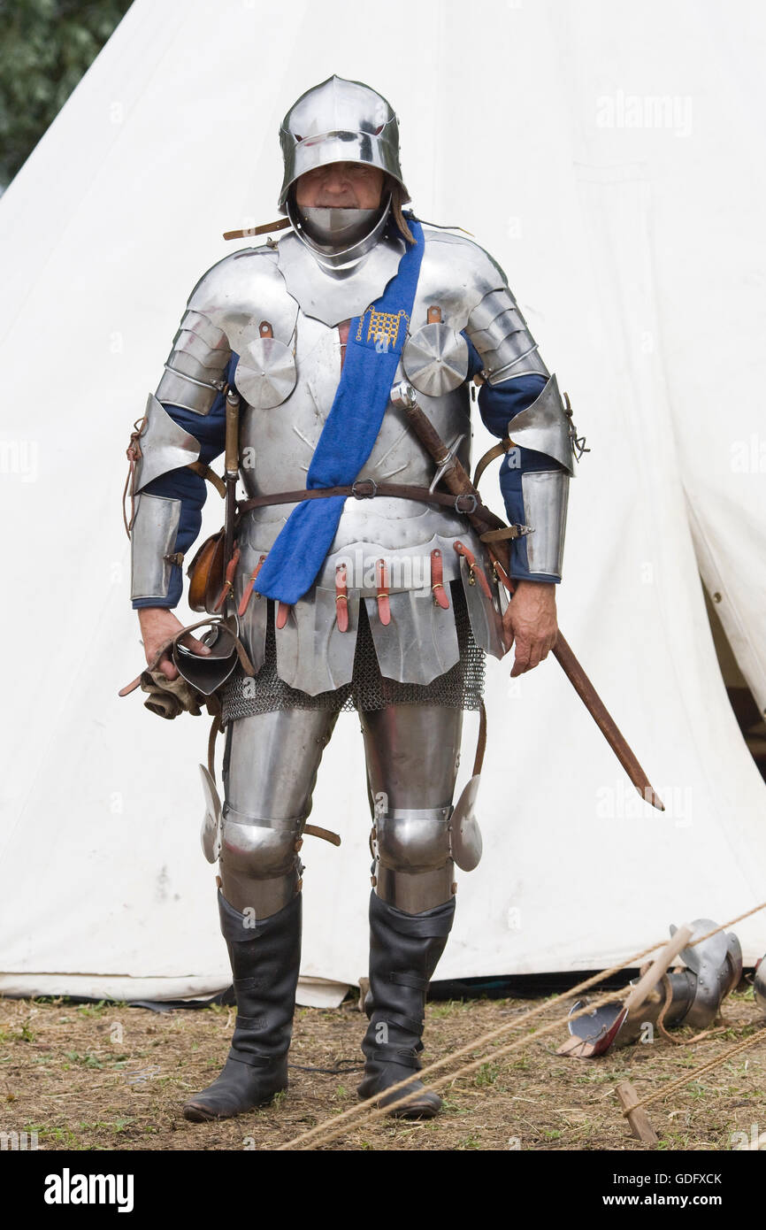 Lancastrian medieval knights battle ready en Tewkesbury festival medieval Foto de stock