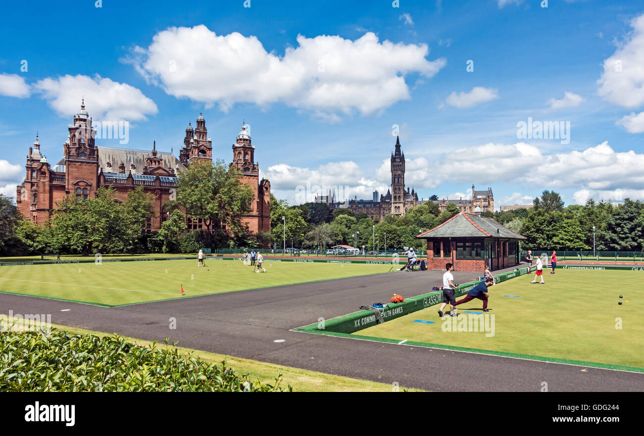 Lawn Bowls Kelvingrove y el Centro de Tenis con Galería de Arte y Museo Kelvingrove, izquierdo y derecho de la Universidad de Glasgow, Escocia Foto de stock