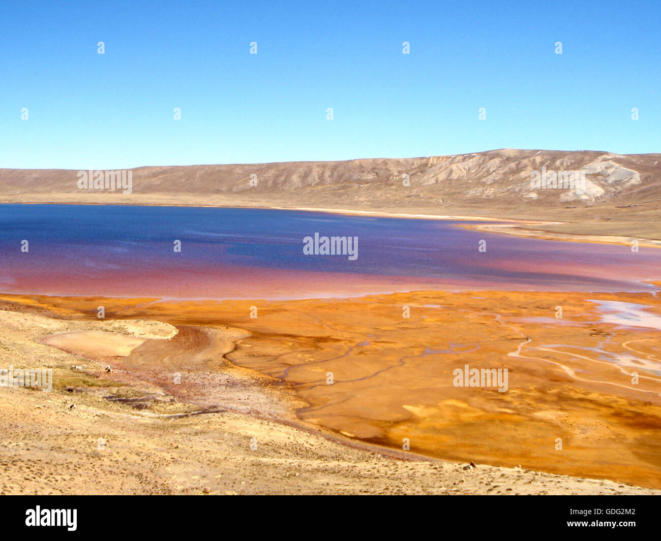Drenaje ácido de mina de una mina de plata causa la contaminación en un lago cerca de Uyuni en Bolivia Foto de stock