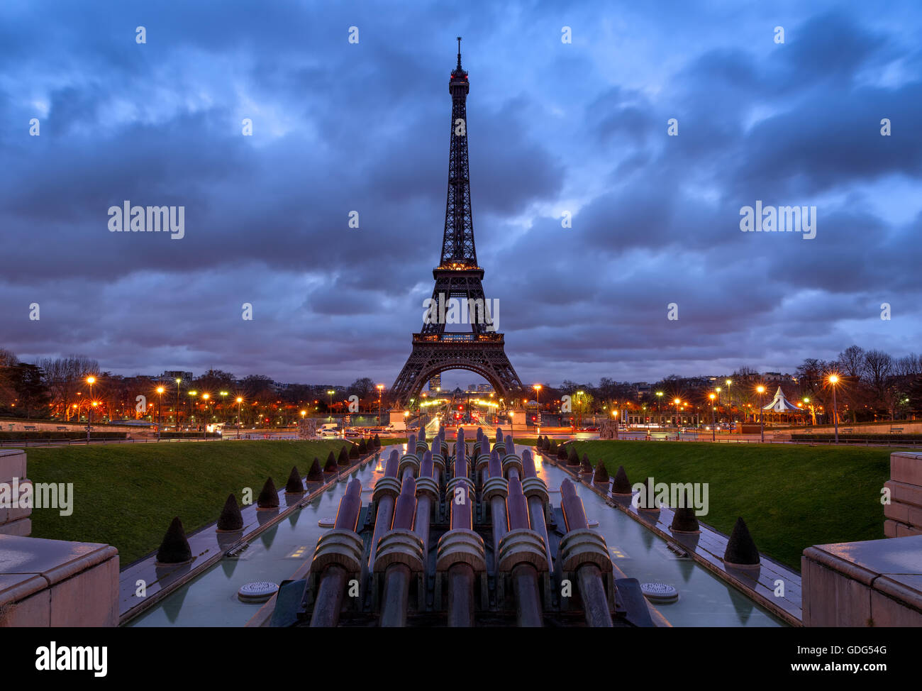 La Torre Eiffel al amanecer con nubes desde Trocadero, París, Francia (catalogado como Patrimonio de la Humanidad por la UNESCO) Foto de stock