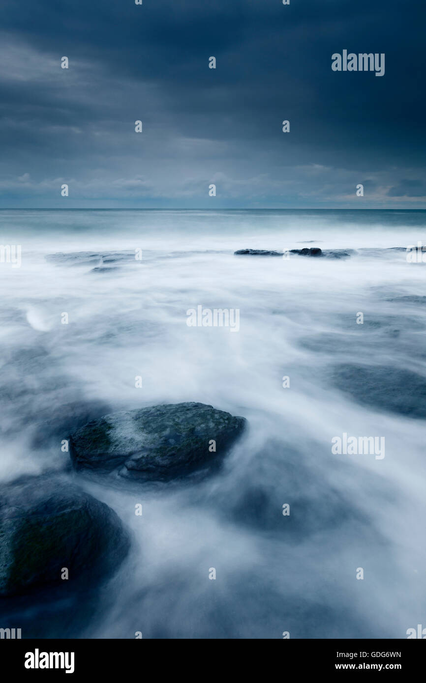 Una noche tormentosa en la costa cerca de Craster, Northumberland Foto de stock