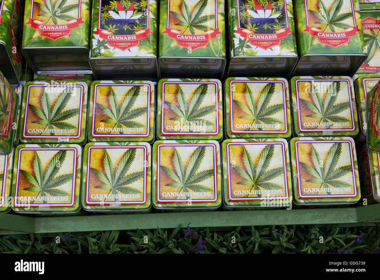 Los paquetes de cannabis en venta en Amsterdam, Holanda, Países Bajos  Fotografía de stock - Alamy