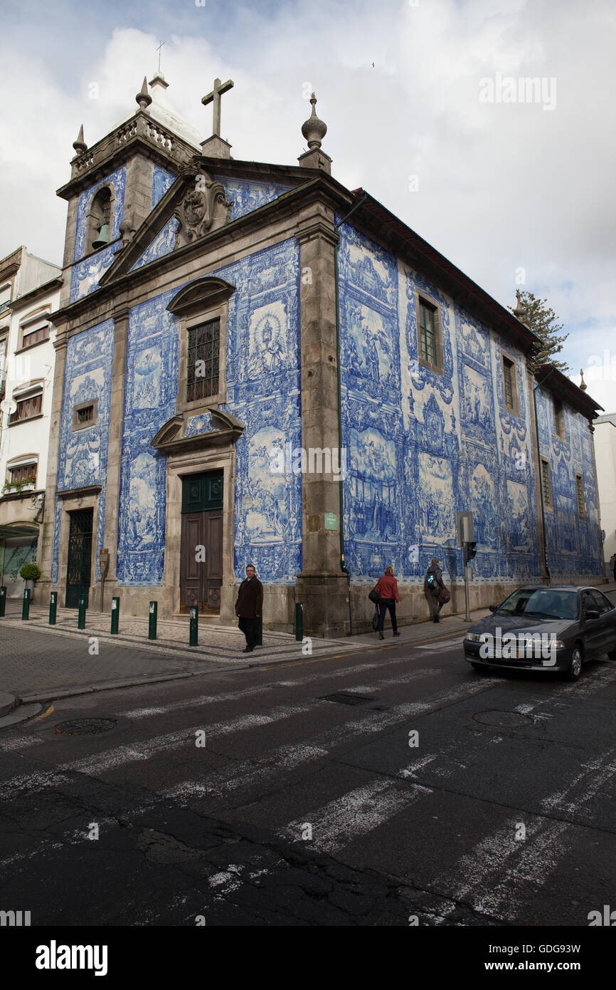 Capela das Almas Iglesia en Porto, Portugal, cubiertas con azulejo blanco y azul Foto de stock