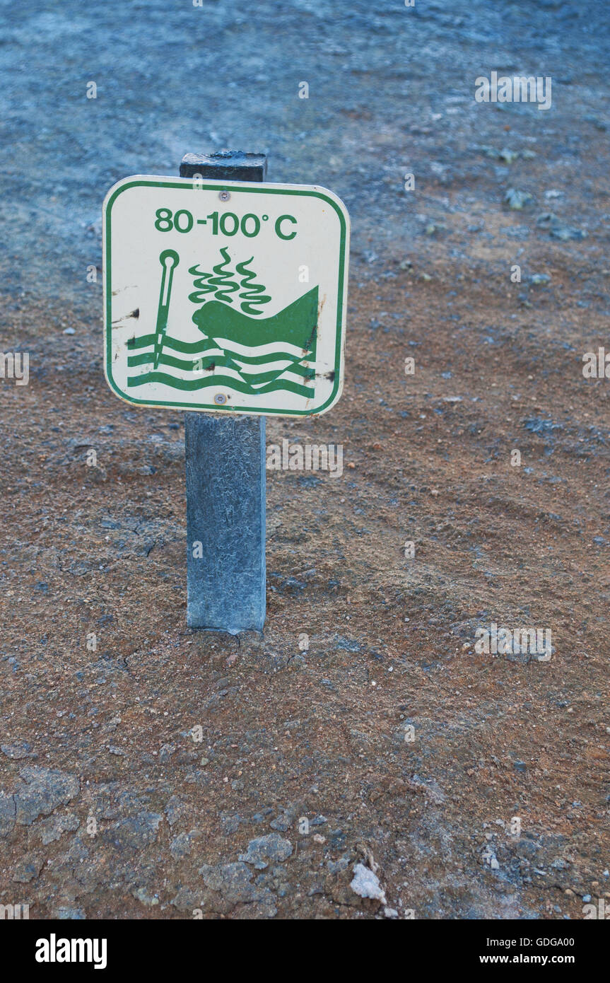 Islandia: signo de alta temperatura en Hverir, una zona geotérmica en la región de Mývatn, famoso por sus aguas termales y fumarolas, el azufre Foto de stock