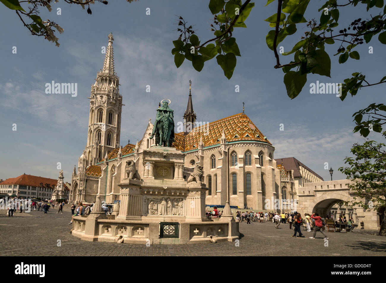 Una estatua de San Esteban, el gran príncipe de los húngaros y el