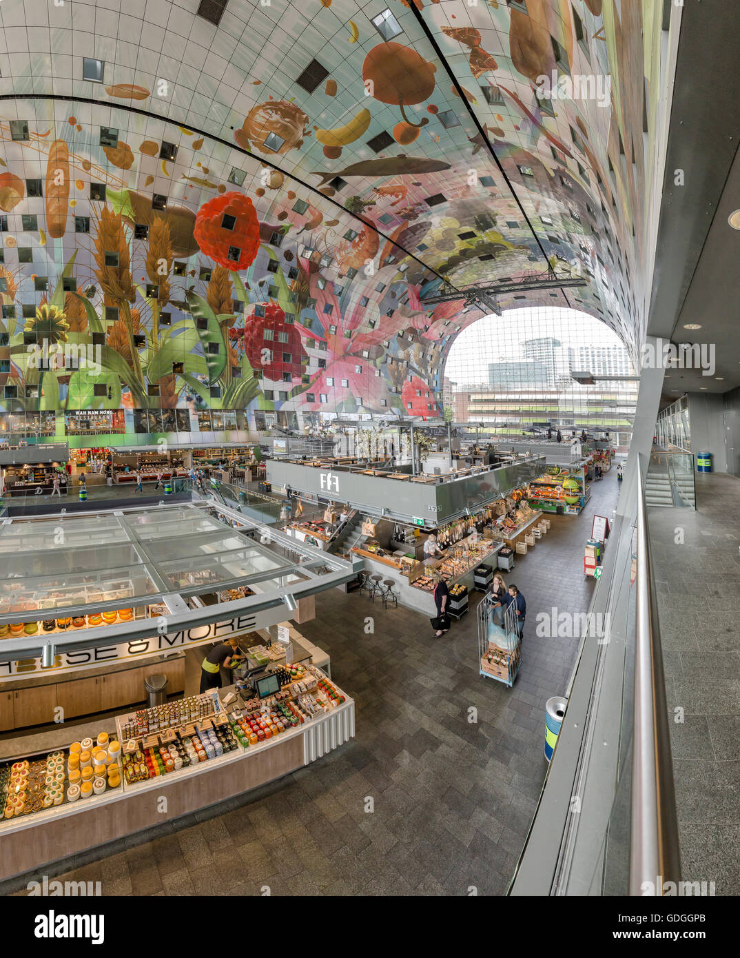 El mercado cubierto de Rotterdam,salón,el interior con el techo pintado Foto de stock
