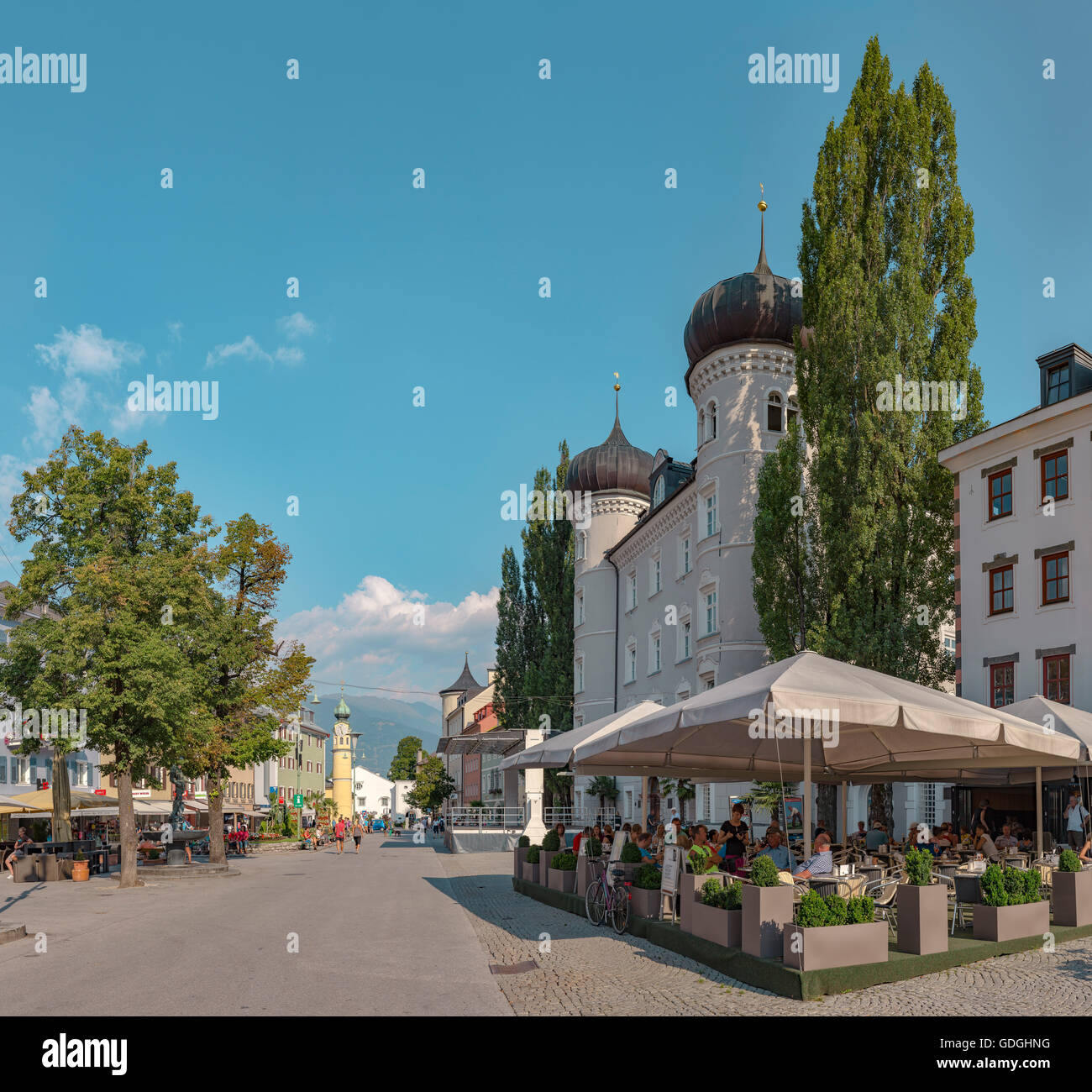 Lienz,Austria,café al aire libre en la Plaza Hauptplatz,el ayuntamiento parece un castillo Foto de stock