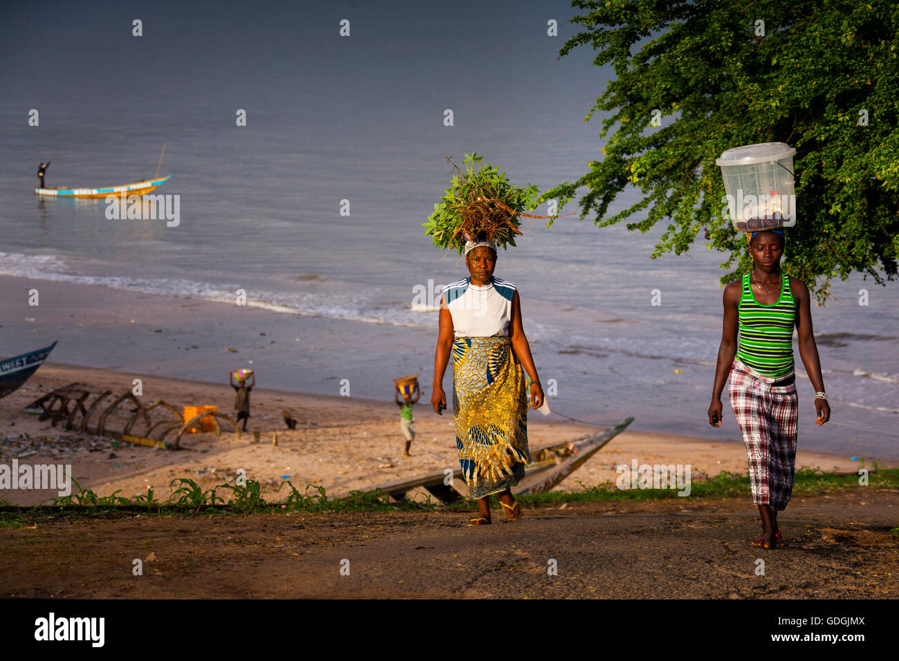 Yongoro, Sierra Leona - Junio 02, 2013: África occidental, las playas de Yongoro delante de Freetown Foto de stock