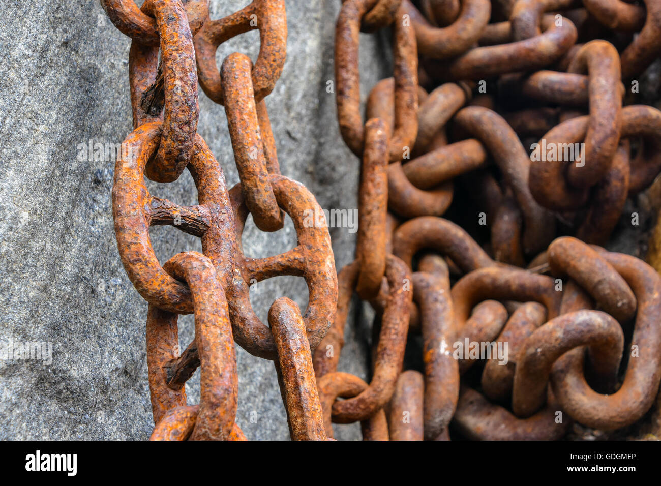 Gruesas cadenas de hierro oxidado contra la roca de granito Fotografía de  stock - Alamy