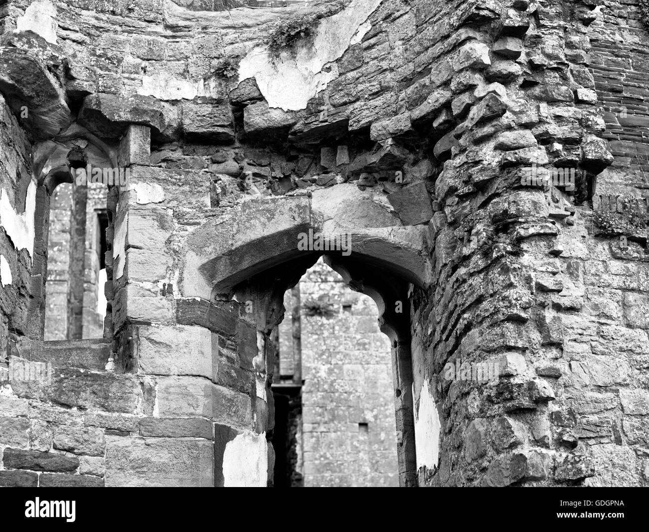 Las ruinas del castillo de Raglan mostrando hermosos trabajos en piedra que ha sido restaurada con muy buen gusto Foto de stock