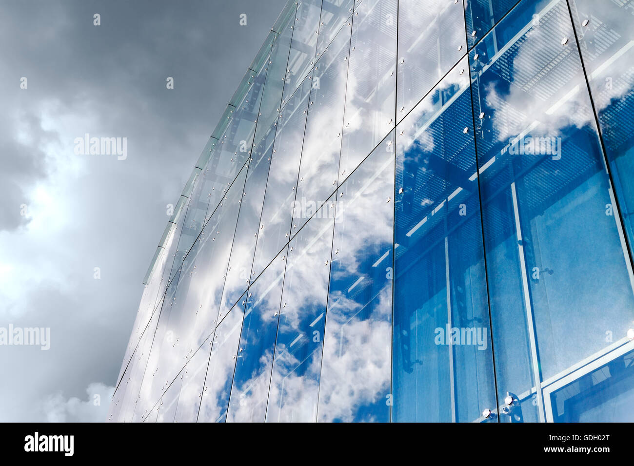 Nube reflexión sobre el edificio de cristal Foto de stock