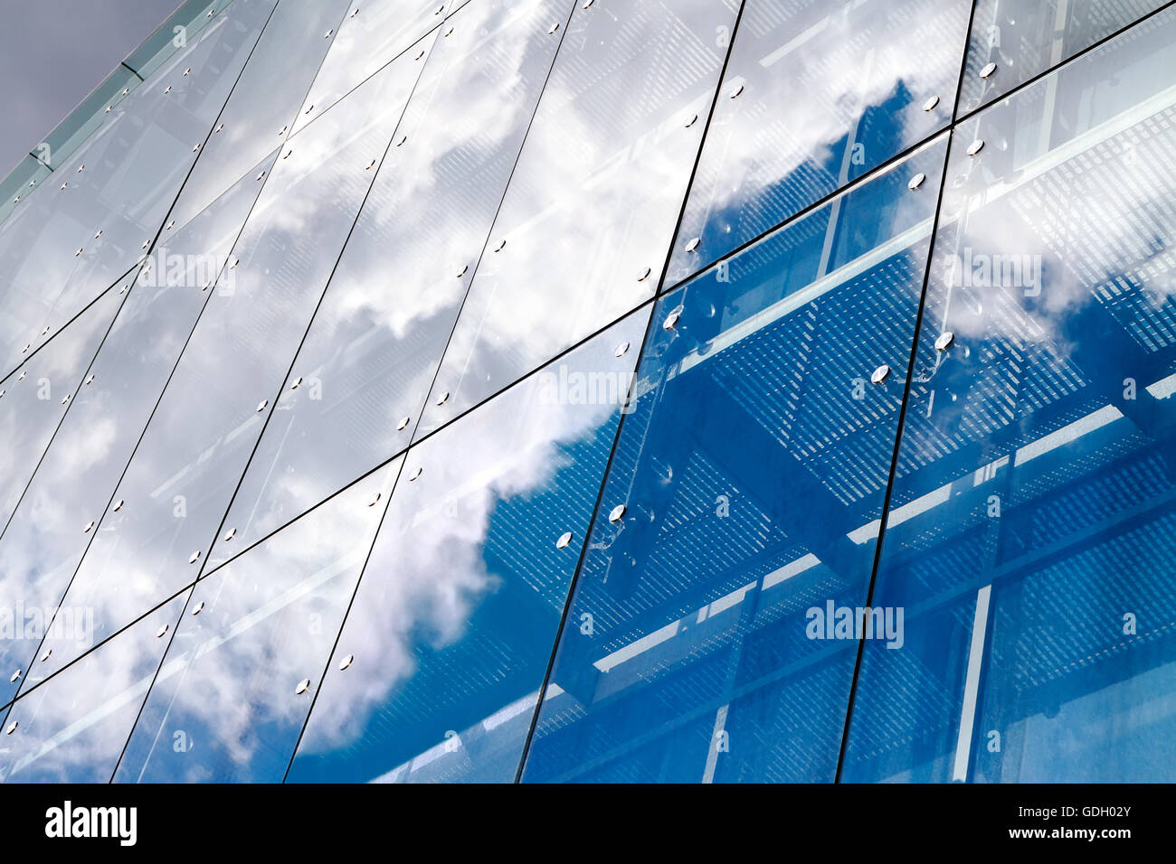 Nube reflexión sobre el edificio de cristal Foto de stock