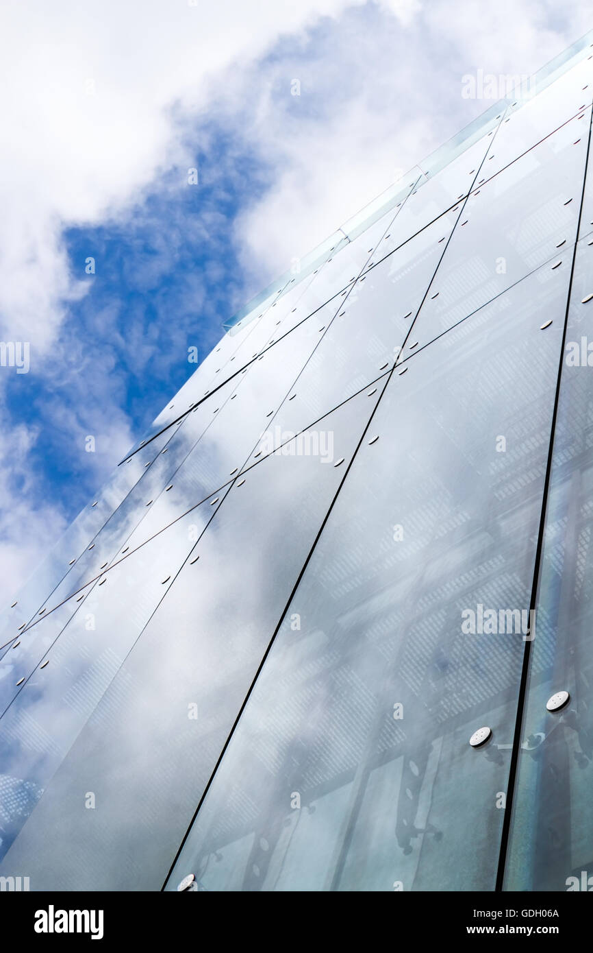 Cielo reflejando en el vidrio de un edificio de oficinas Foto de stock
