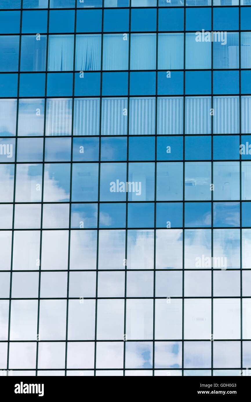 Highrise edificio de cristal con el cielo y las nubes la reflexión Foto de stock