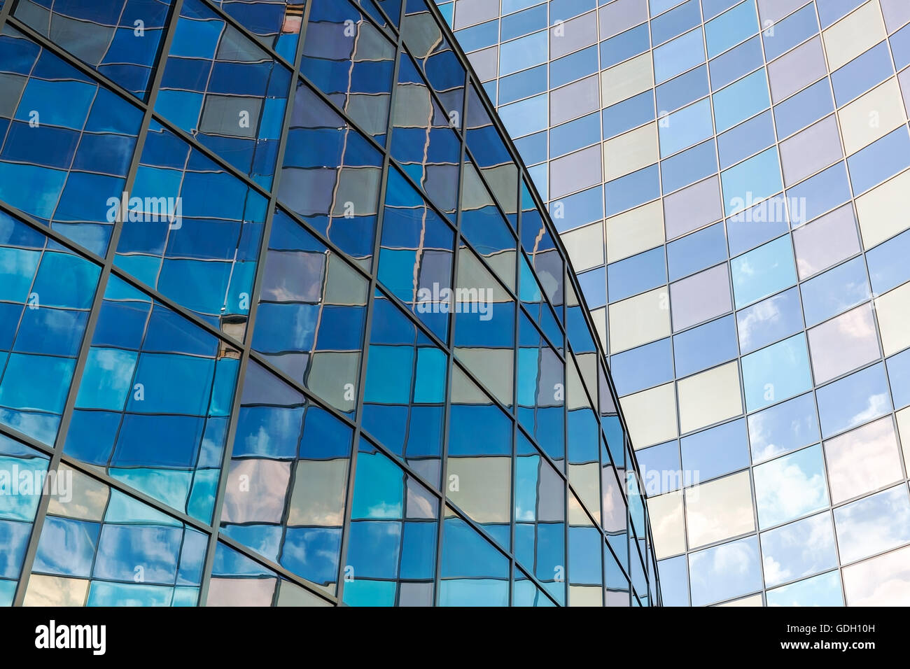 Las paredes de cristal del moderno edificio de oficinas con reflejos Foto de stock