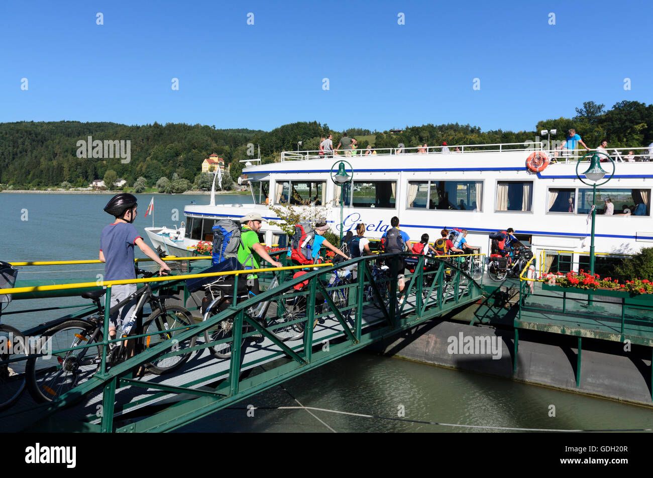Aschach an der Donau: Los ciclistas se alinean para entrar en un barco de pasajeros en el Danubio, Austria Oberösterreich, Austria Superior, Hausruck Foto de stock
