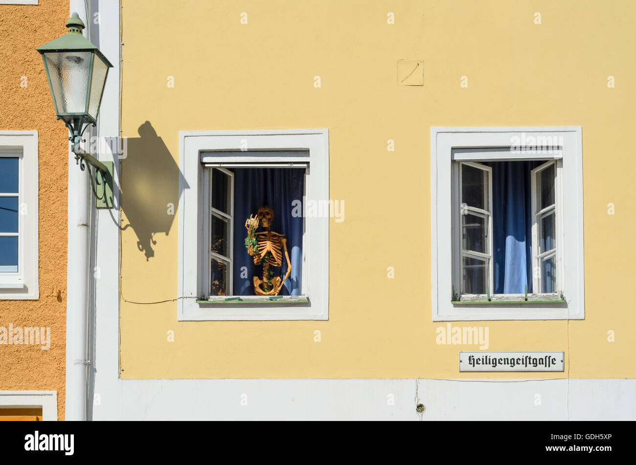 Freistadt: esqueleto humano en una ventana de un edificio residencial, Old Town, Austria Oberösterreich, Austria Superior, Mühlviertel Foto de stock