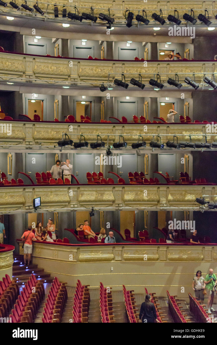 Madrid, España, 17 de julio de 2016. Ver un cuadro con el público del Teatro  Real durante la jornada de puertas abiertas, Madrid, España. Crédito:  Enrique Davó/Alamy Live News Fotografía de stock -