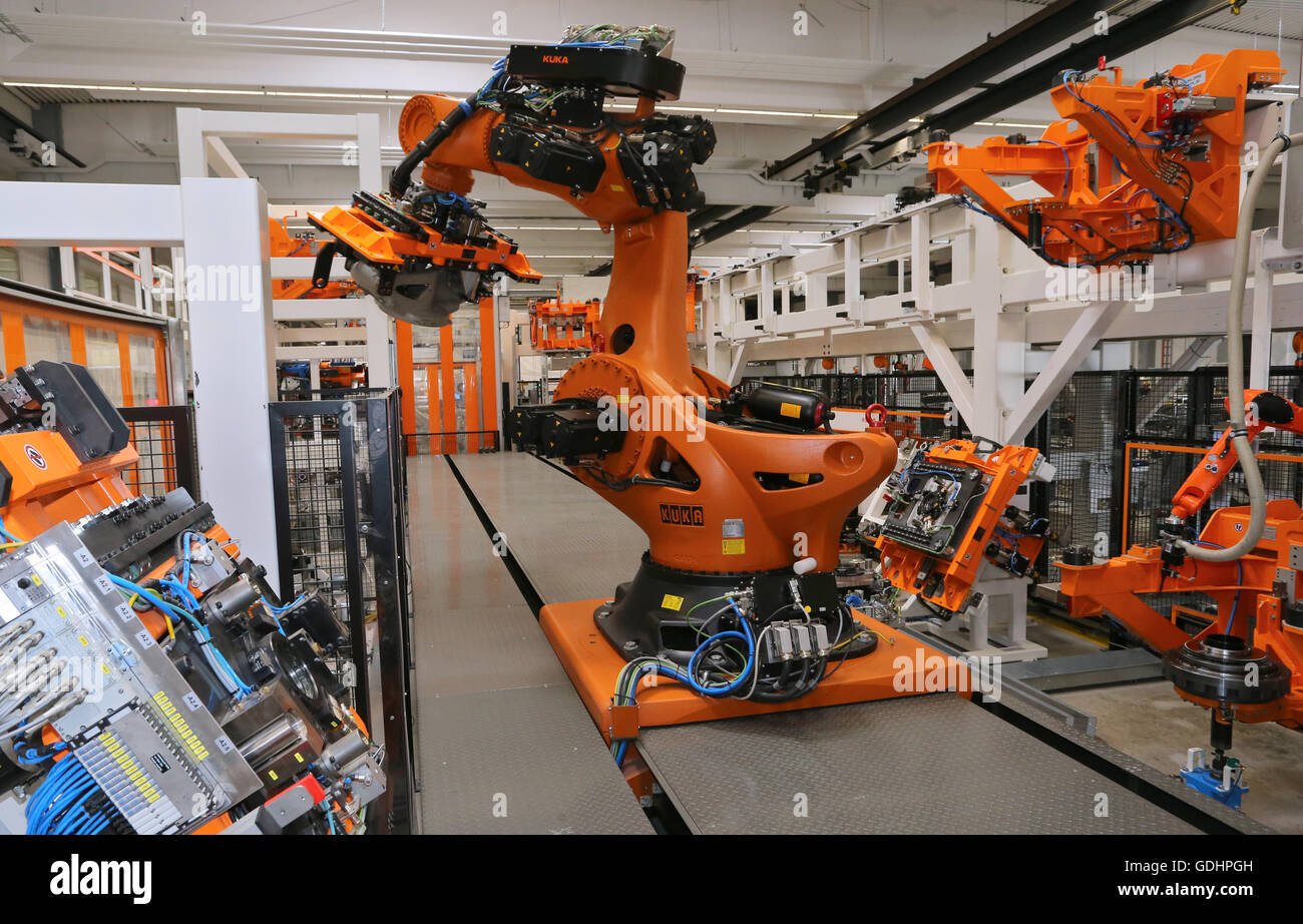 Augsburg, Alemania. El 14 de julio, 2016. Kuka robot "Titan" ensambla un  robot del mismo modelo en la sala de producción del fabricante del robot  KUKA en Augsburgo, Alemania, el 14 de