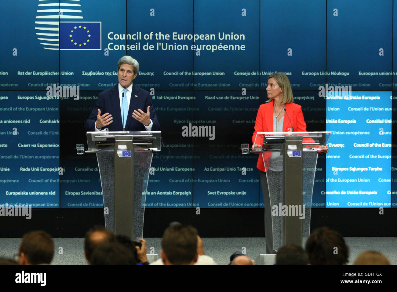 Bruselas, Bélgica. El 18 de julio, 2016. El secretario estadounidense de Statet John Kerry y el Alto Representante para Asuntos de Política Extranjera y de seguridad Ministro Federica Mogherini durante la conferencia de prensa. Crédito: Leonardo Hugo Cavallo/Alamy Live News Foto de stock