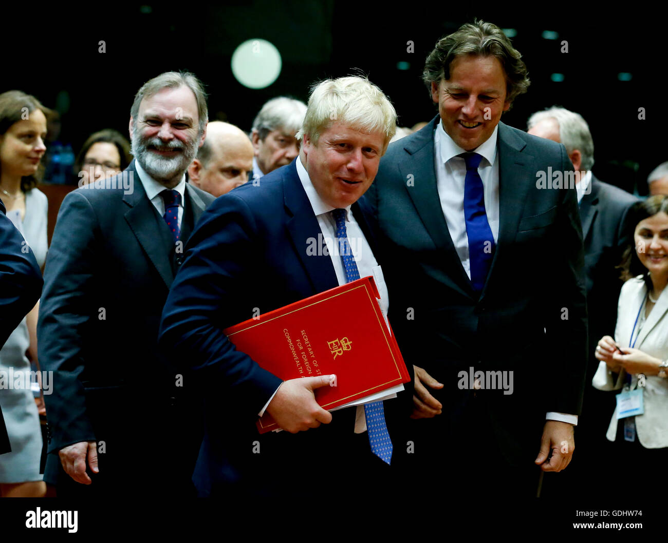 Bruselas, Bélgica. El 18 de julio, 2016. El Secretario de Relaciones Exteriores Británico Boris Johnson (L, delantero) y el ministro de exteriores holandés Bert Koenders (R, delantero) llegar a una reunión de los ministros de exteriores de la UE en su sede en Bruselas, Bélgica, 18 de julio de 2016. La agenda de la reunión se espera que se centró en las cuestiones de la lucha contra el terrorismo, Turquía y Siria. Crédito: Ye Pingfan/Xinhua/Alamy Live News Foto de stock